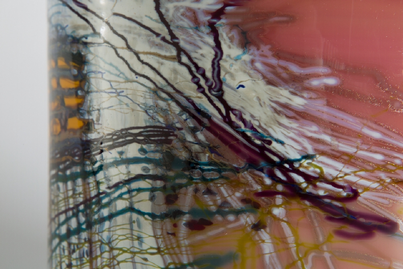 Dale Chihuly – Broskyňový cylinder s indickou pokrývkovou kresbou 