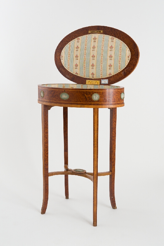 Anglický majster zo začiatku 19. storočia – Empírový stolík na šijacie potreby 