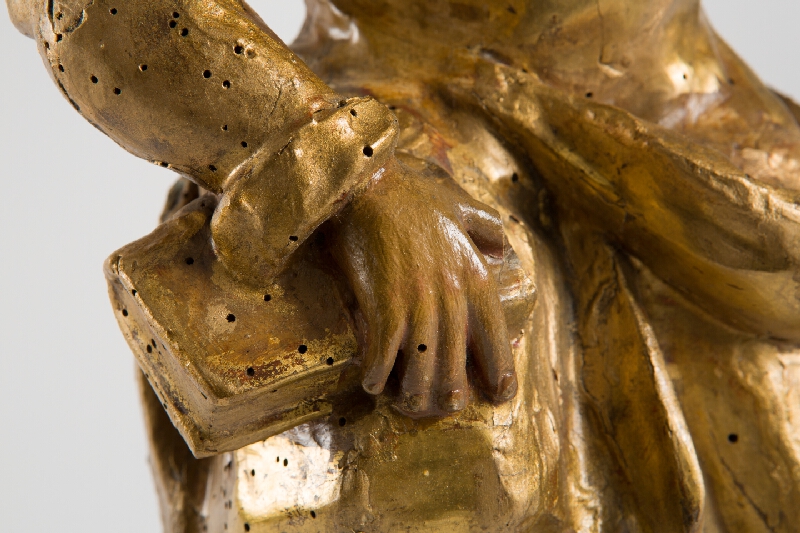 Slovenský ľudový rezbár z 1. polovice 19. storočia – Svätec s knihou 