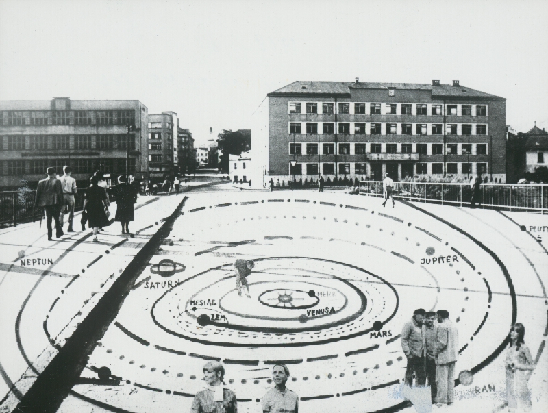 Stanislav Filko – LE MONUMENT DU SYSTEME SOLAIRE, Pomník sslnečnej sústavy, Slnečna sustava vo farbach čakier 