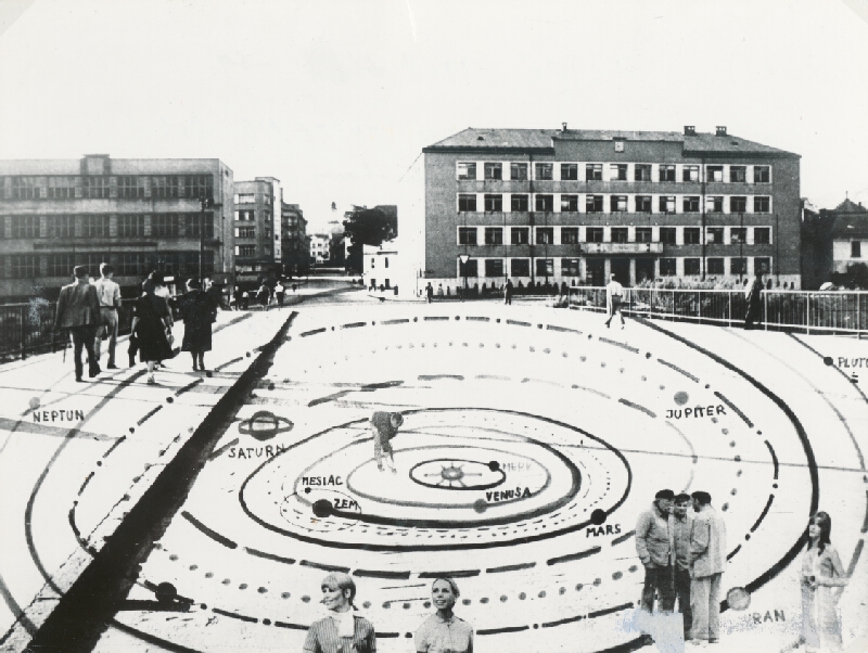 Stanislav Filko – LE MONUMENT DU SYSTEME SOLAIRE, Pomník sslnečnej sústavy, Slnečna sustava vo farbach čakier 