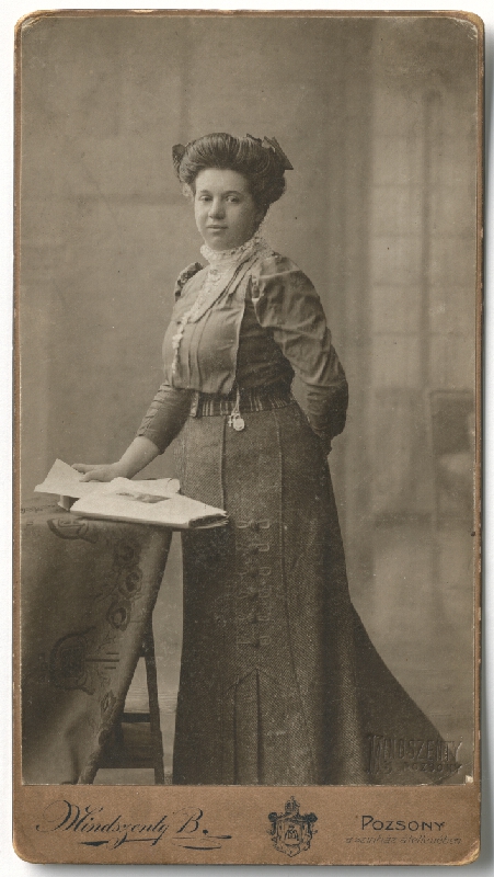 Béla Mindszenty – Dáma pri stolíku 