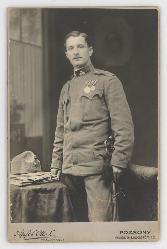 Otto L. Apfel – Portrét stojaceho vojaka 