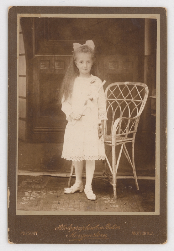 Ateliér Morgenstern – Portrét stojaceho dievčatka 
