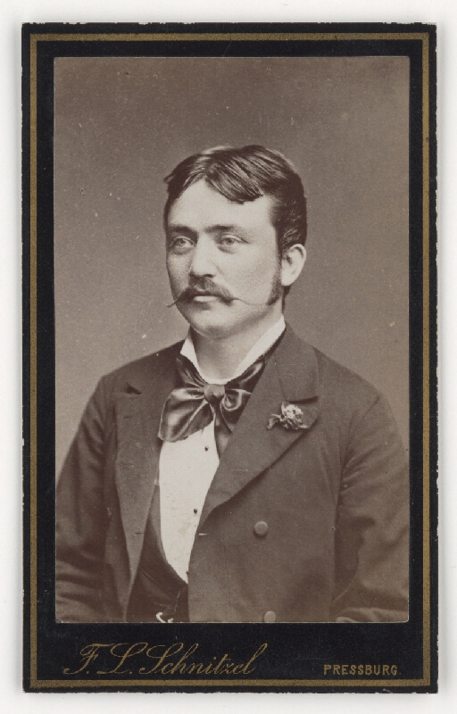 Franz L. Schnitzel – Portrét muža v kabáte 