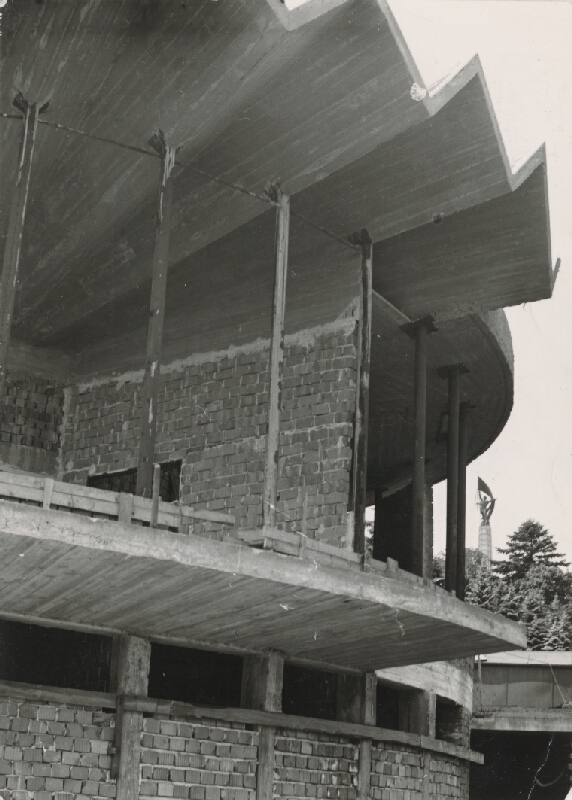 Ján Svetlík – Reštaurácia pod Slavínom v Bratislave. Detailný pohľad na exteriér počas výstavby. 