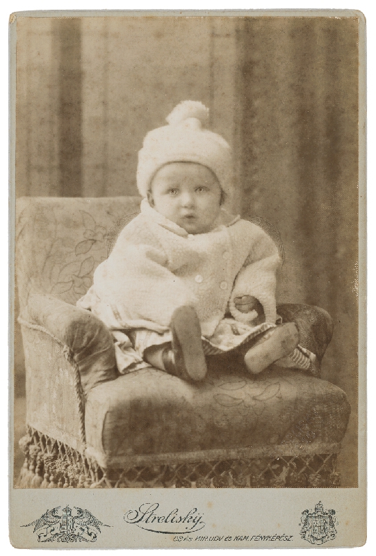 Sándor Strelisky – Potrét dieťaťa v bielom kabátiku 