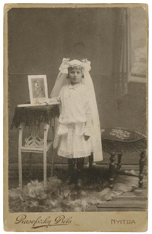 Béla Rasofszky – Portrét dievčatka v šatách na sväté prijímanie 