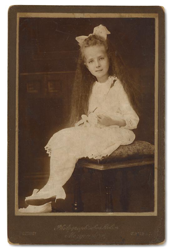 Ateliér Morgenstern – Portrét sediaceho dievčatka 