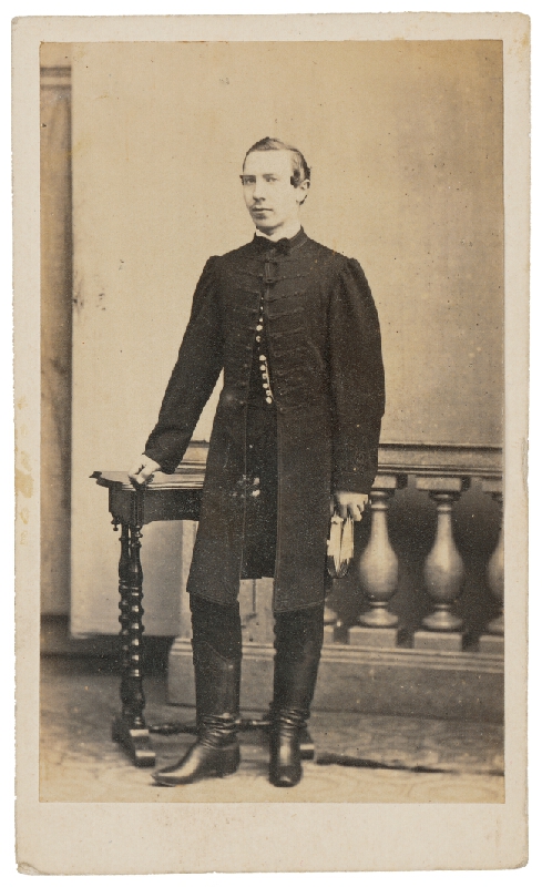 Lazár Letzter – Portrét muža stojaceho pri stolíku 