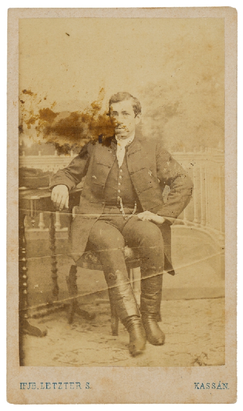 S. Letzter – Portrét muža pri stolíku 