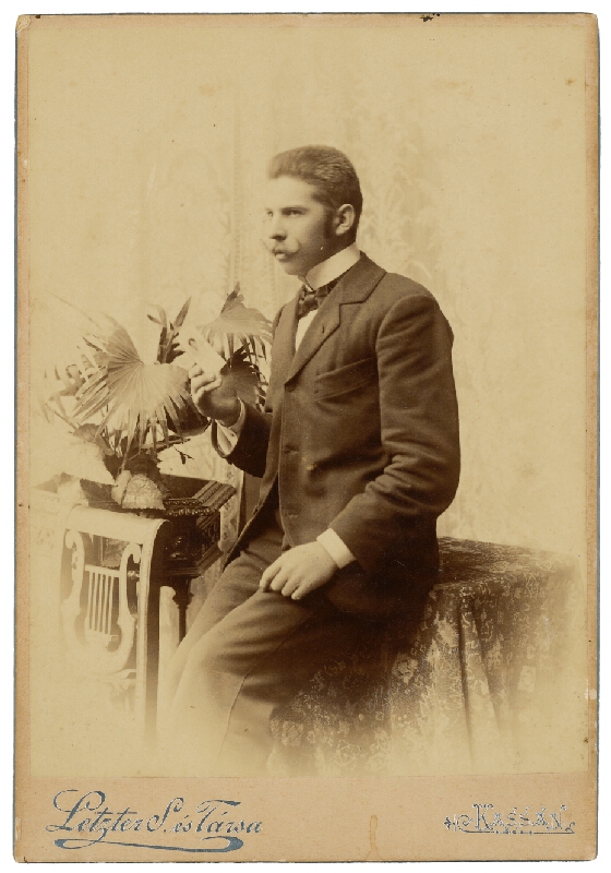 S. Letzter – Portrét muža s fotografiou 