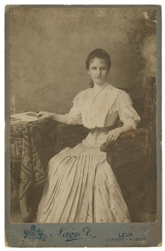Arthur Nagy – Portrét ženy v plisovaných šatách 