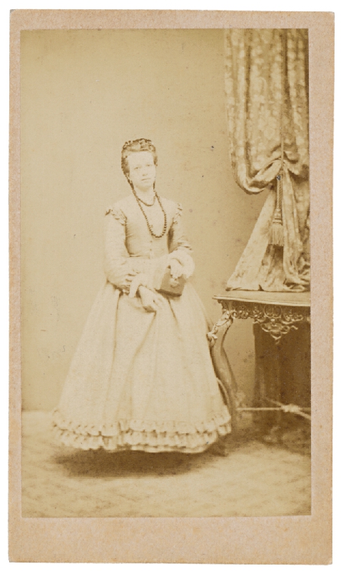 Leopoldine von Dohnányi – Portrét ženy s knihou 