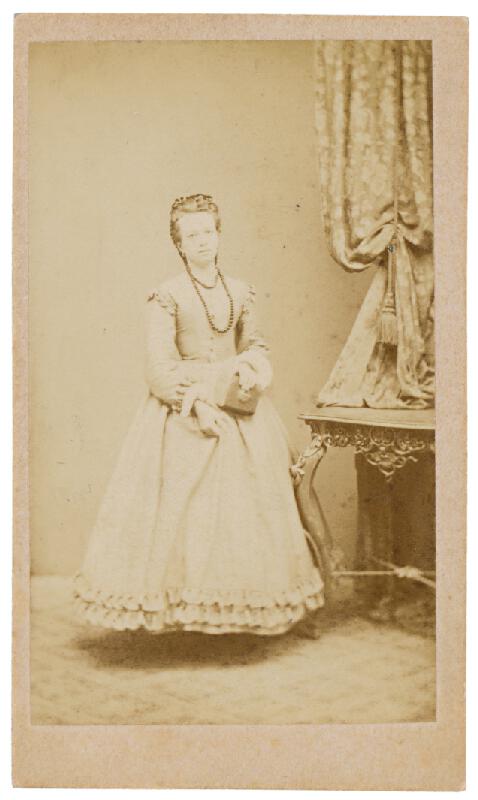 Leopoldine von Dohnányi – Portrét ženy s knihou 