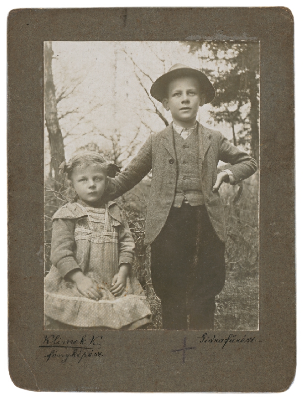 K. Klimek – Portrét dvoch detí v lese 