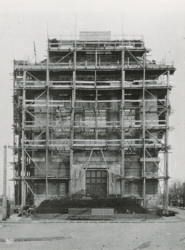 Milan Michal Harminc – Slovenské národné múzeum v Bratislave. Vstupné priečelie počas stavebných prác 