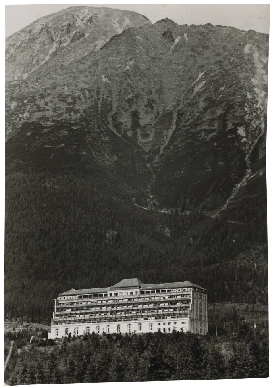 Milan Michal Harminc – Sanatórium Dr. Szontágha v Novom Smokovci. Diaľkový pohľad od juhu s masívom Tatier v pozadí.  