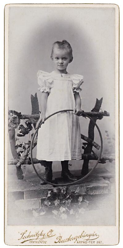 Otto Lechnitzky – Portrét dievčatka s kruhom (Ilona Draskovics) 