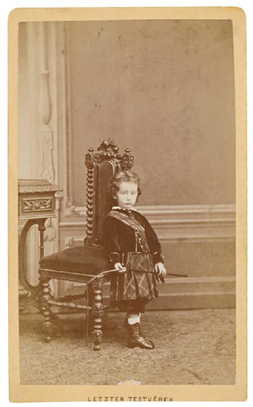 S. Letzter – Portrét dieťaťa pri stoličke 