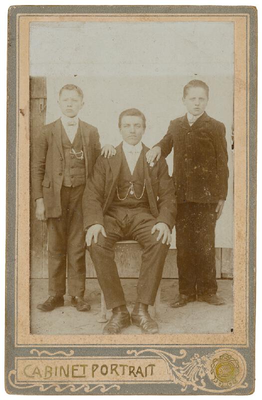 Ateliér Souvenir – Portrét muža s dvoma chlapcami 