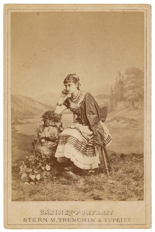 Max Stern – Portrét mladej ženy sediacej pri skale (Ella v. Ventura) 