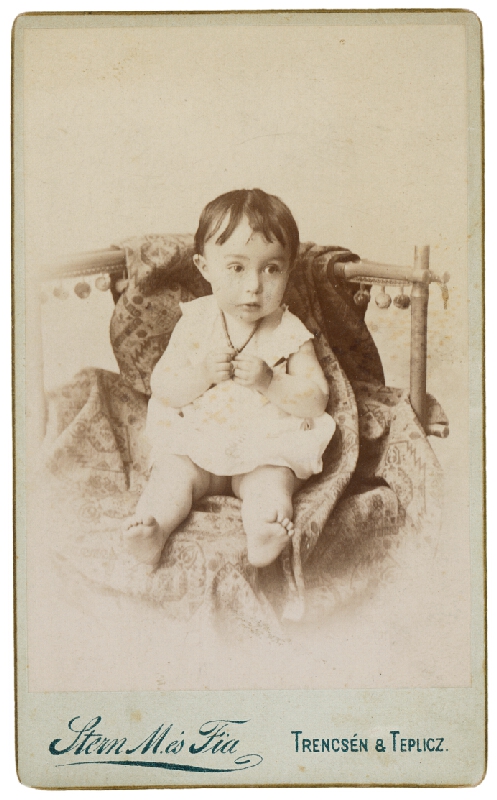 Stern és fia – Portrét dieťaťa na stoličke (Ilonka Drucker) 