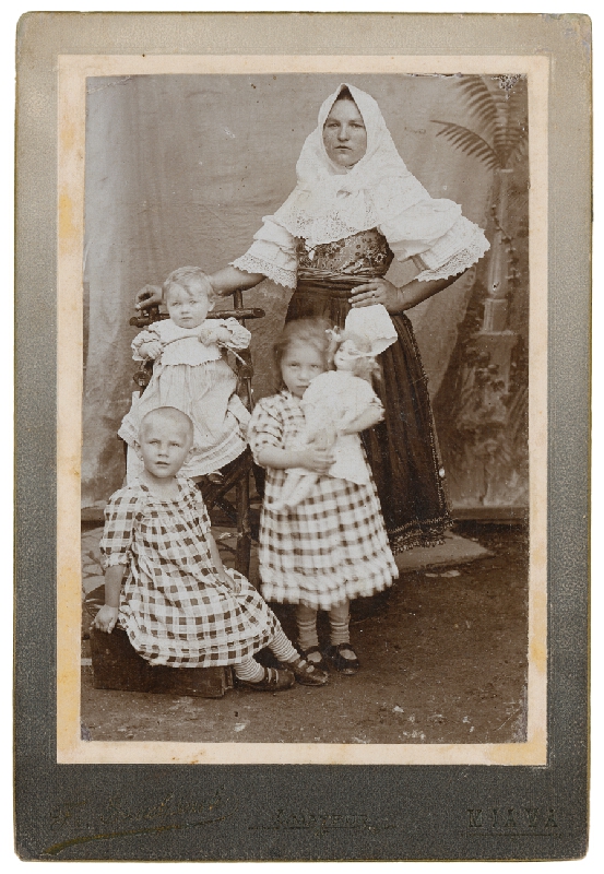 Fr. Szuchanek – Portrét matky s deťmi 