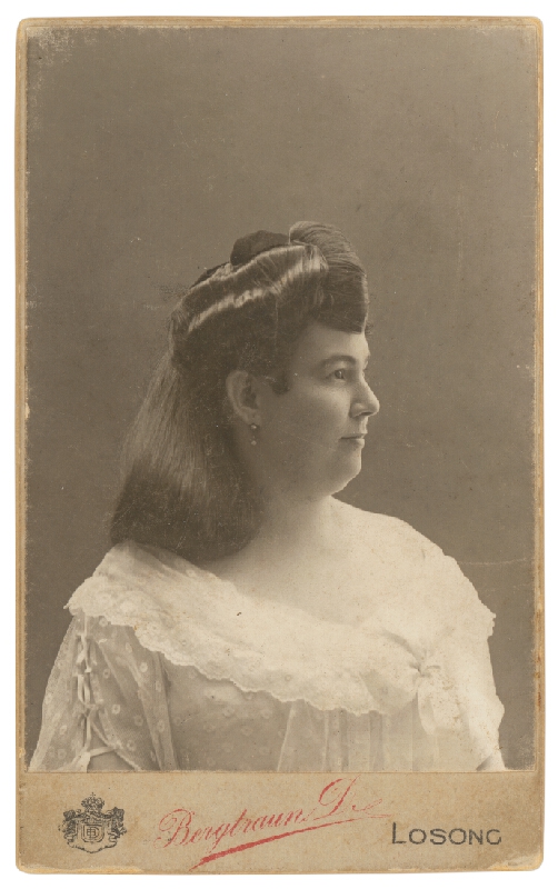 D. Bergtraun – Portrét ženy v bielych šatách (pani Dvoracek) 