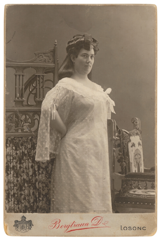 D. Bergtraun – Portrét ženy v bielych šatách (pani Dvoracek) 