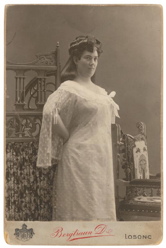 D. Bergtraun – Portrét ženy v bielych šatách (pani Dvoracek) 