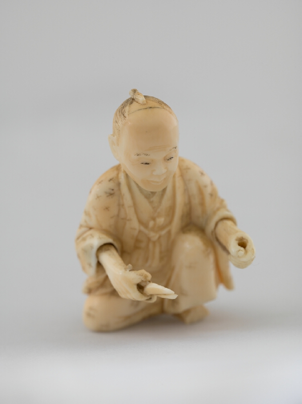 Japonský autor – Okimono -  Sediaci muž v kimone - Bonsajista 