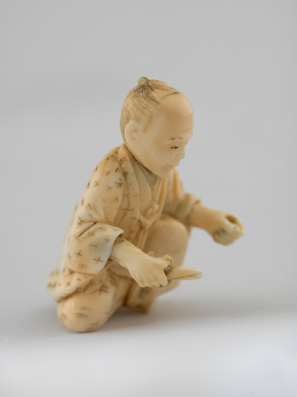 Japonský autor – Okimono -  Sediaci muž v kimone - Bonsajista 