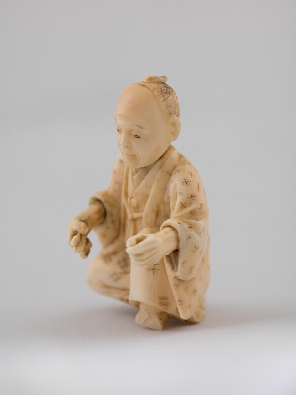 Japonský autor – Okimono -  Sediaci muž v kimone - Bonsajista 