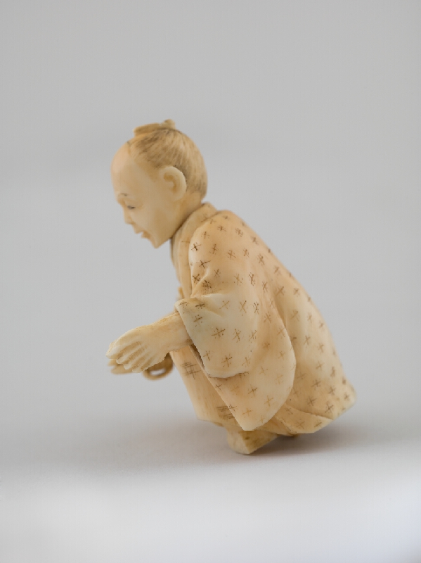 Japonský autor – Okimono -  Sediaci muž v kimone - Bonsajista 