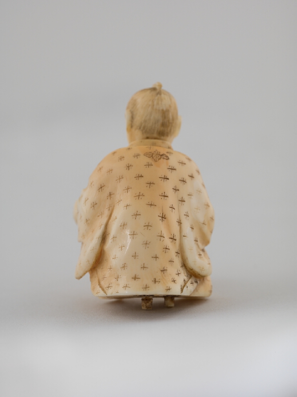 Japonský autor – Okimono -  Sediaci muž v kimone - Bonsajista 