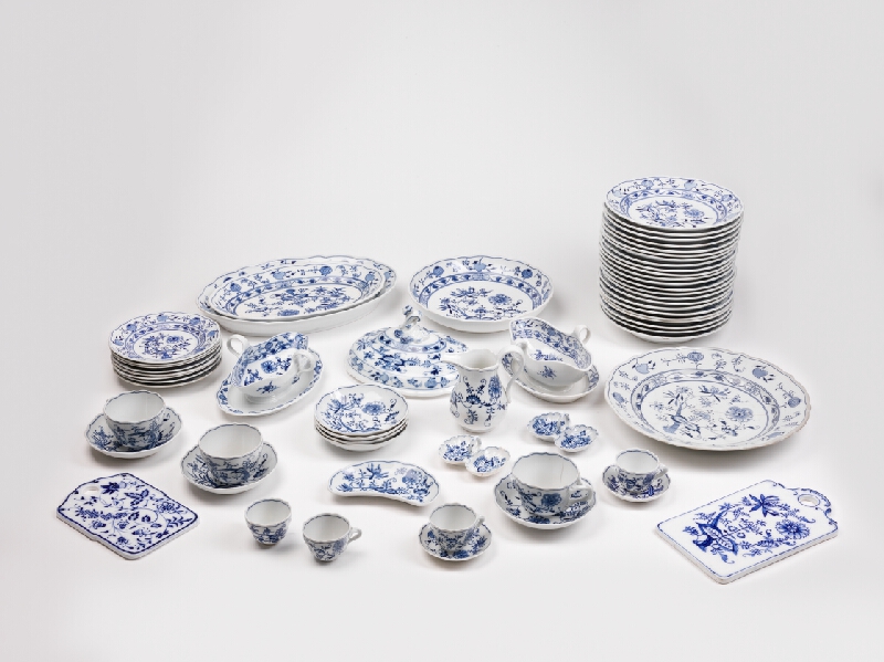 Manufaktúra Meissen, Meissner Ofen- und Porzellanfabrik v Dubí, Porcelánka B. Bloch v Dubí, Česká porcelánka zo začiatku 20. storočia – Súprava stolovacia s cibuľovým vzorom 