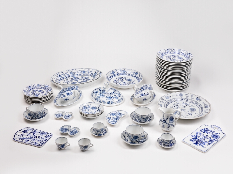 Manufaktúra Meissen, Meissner Ofen- und Porzellanfabrik v Dubí, Porcelánka B. Bloch v Dubí, Česká porcelánka zo začiatku 20. storočia – Súprava stolovacia s cibuľovým vzorom 