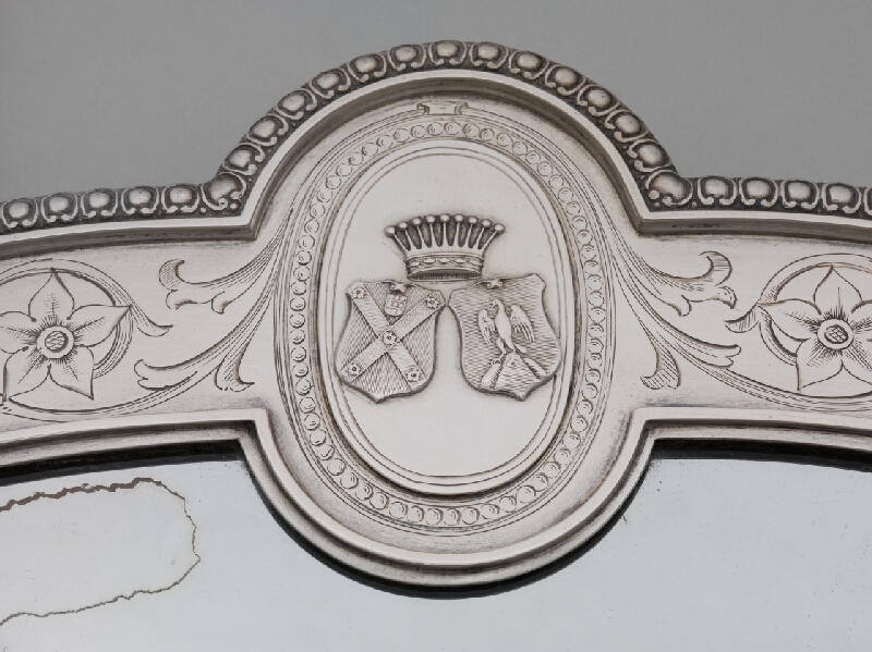 Josef Carl Klinkosch – Toaletné zrkadlo v striebornom ráme s aliančným erbom Huga Moritza de Saint-Genois a Eleonóry von Wachtler 