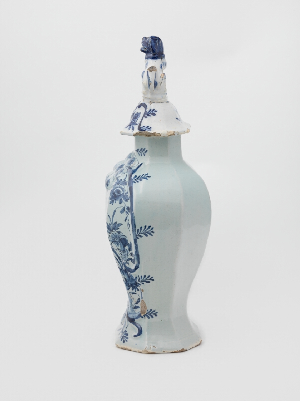 Hugo Brouwer – Dóza s modrým ornamentom 