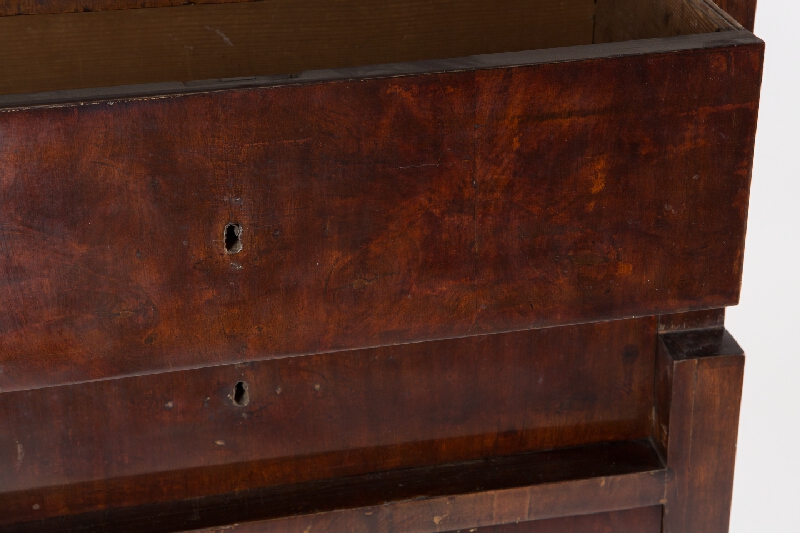 Slovenský remeselník z 19. storočia – Prádelník so 7 zásuvkami 