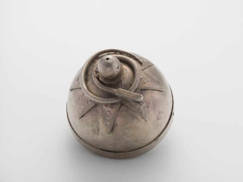 Stredoeurópsky zlatník z 19. storočia – Strieborný gombík vajdu s motívom hada 