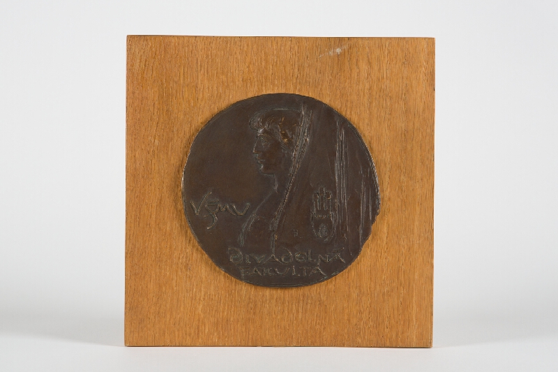 Rudolf Pribiš – Štúdia averzu medaily k insigniám dekana Divadelnej fakulty VŠMU v Bratislave 