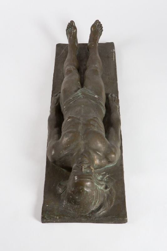 Nemecký sochár z roku 1925 – Ležiaci mužský akt - štúdia k náhrobnému pomníku 