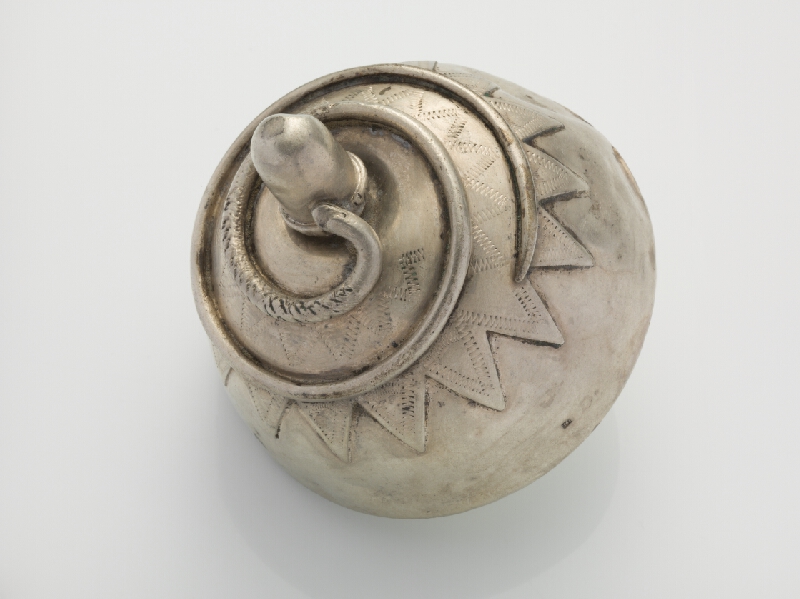 Stredoeurópsky zlatník z 2. polovice 19. storočia – Strieborný gombík vajdu s motívom hada 