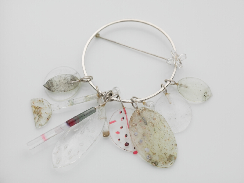 Jaroslav Kodejš – Brošňa s farebnými sklenenými detailami 