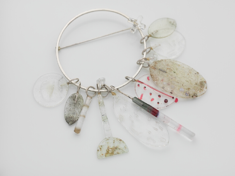 Jaroslav Kodejš – Brošňa s farebnými sklenenými detailami 