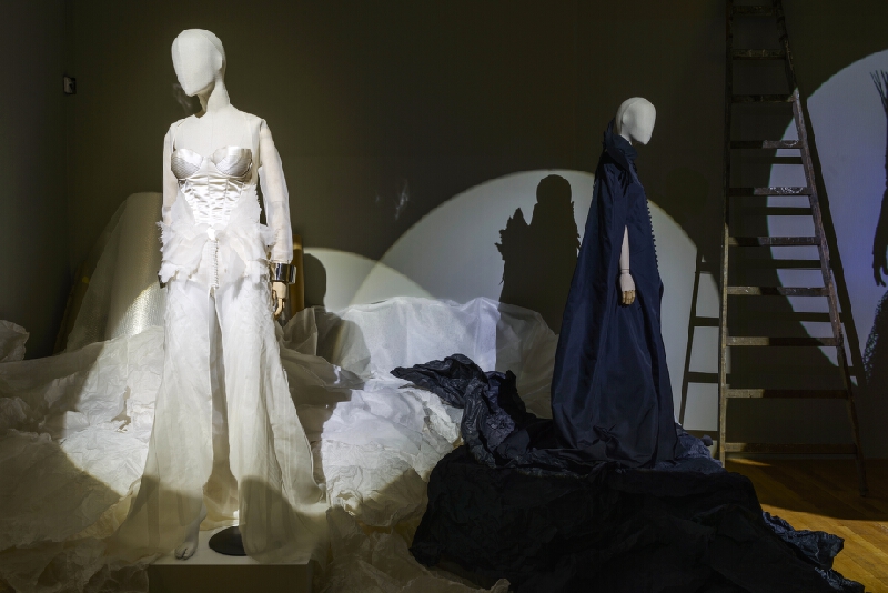 Marcel Holubec W. – 801212. Večerné šaty s plášťom 