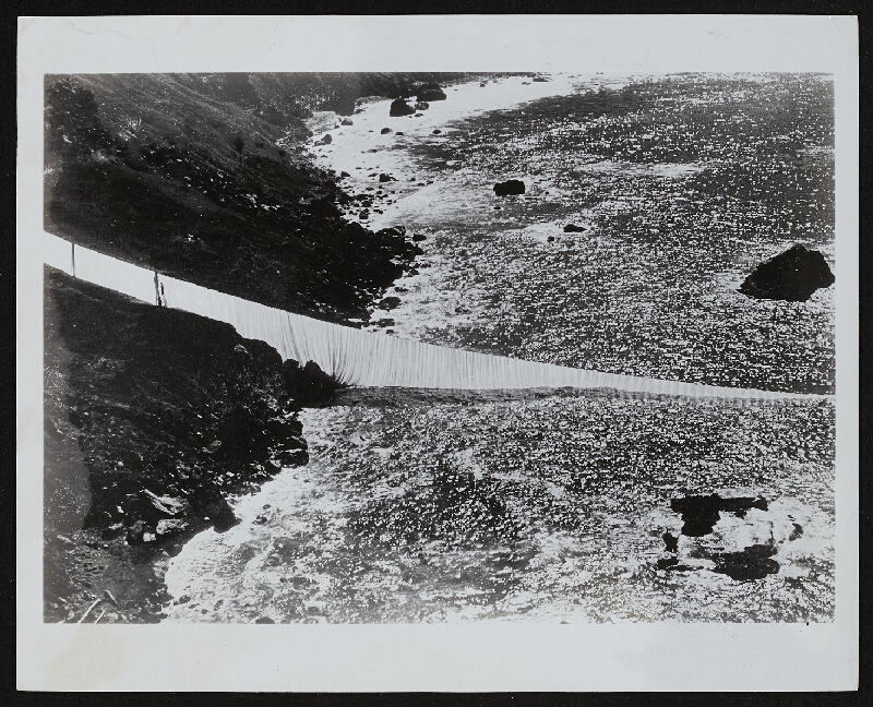 Christo – Running Fence 1972-76, Sonoma and Marin Counties, State of California, height 18 feet, length 24 miles 