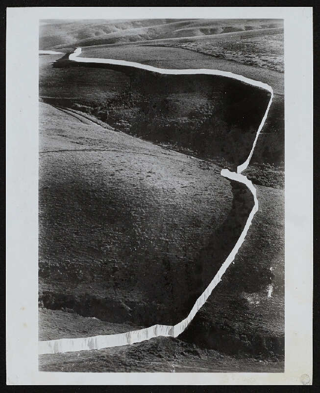 Christo – Running Fence 1972-76, Sonoma and Marin Counties, State of California, height 18 feet, length 24 miles 